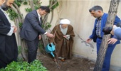 کاشت نهال توسط آیت الله العظمی جوادی آملی در هفته منابع طبیعی