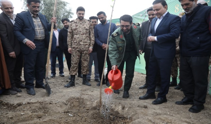 اجرای پویش «درخت دوستی بنشانیم» در محل سپاه استان قم قدمی در جهت فرهنگسازی این امر خیر است