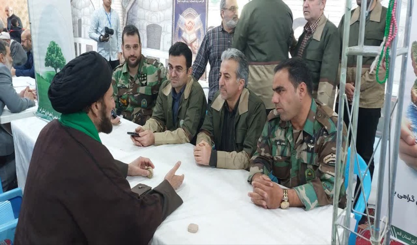 برپایی میز خدمت منابع طبیعی در مصلی نماز جمعه قم