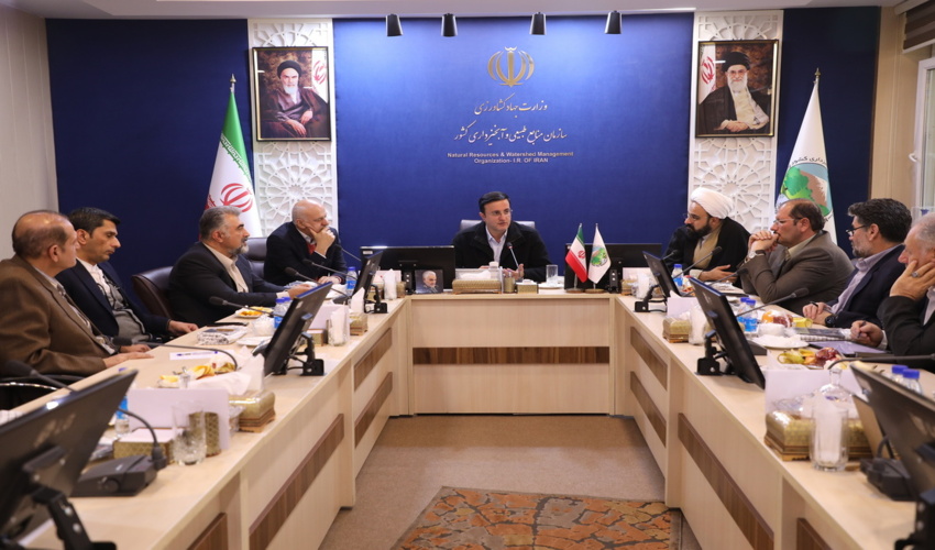 هلال احمری‌ها در حفظ ، احیا و توسعه منابع طبیعی مشارکت می کنند/مدیرعامل هلال احمر قم همیار طبیعت شد