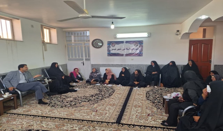 نشان همیار طبیعت به استاندار قم تقدیم شد