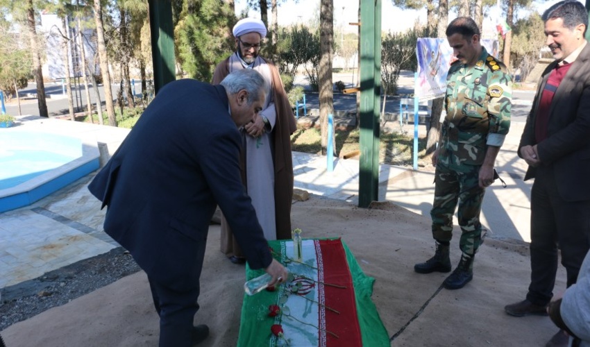 غبارروبی مزار شهدای گمنام دانشگاه فرهنگیان به مناسبت دهه فجر 