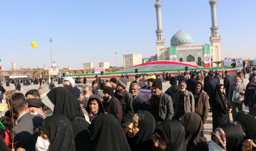 توزیع نهال در راهپیمایی 22 بهمن