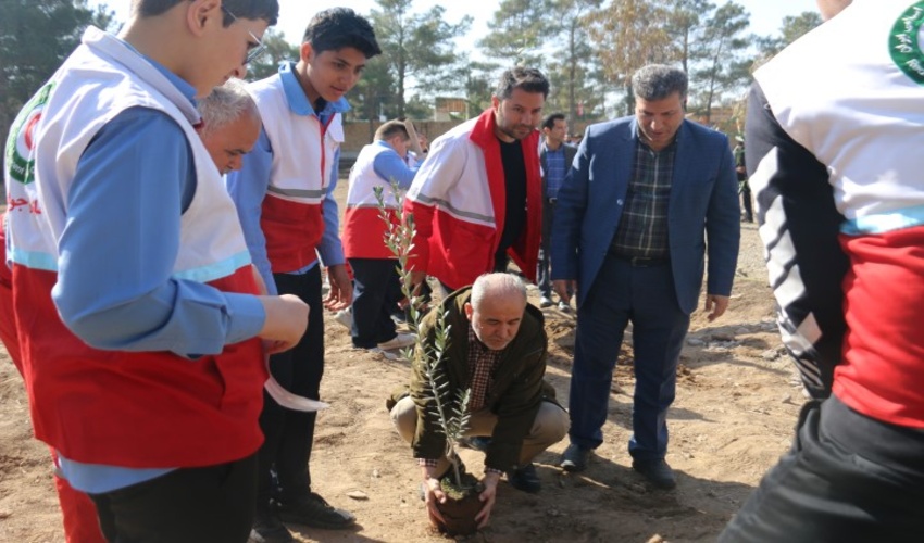کاشت درخت توسط دانش‌آموزان و فرهنگیان شهرستان کهک 