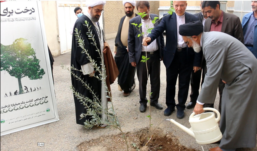 جلوه هایی از نماز جمعه قم/غرس نهال به مناسبت هفته منابع طبیعی در مصلی