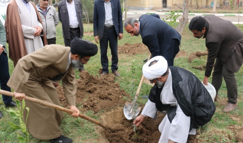 کاشت نهال به یاد شهدا در صدا و سیمای قم