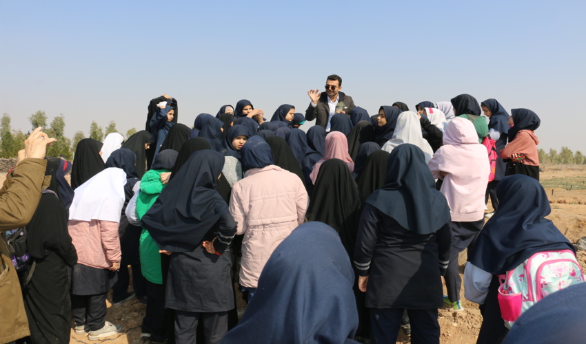 آموزش تولید نهال به دانش آموزان طرح شهید مرادی