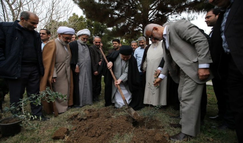 غرس نهال توسط نماینده آیت‌الله سیستانی
