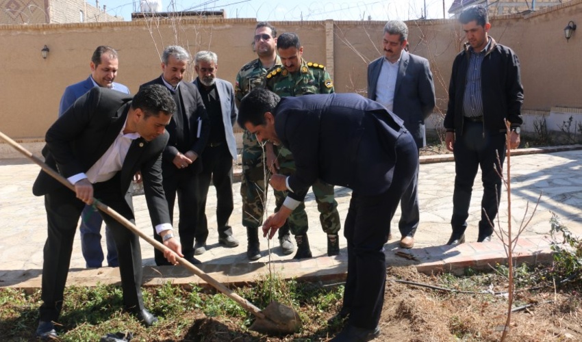 مسئولان کهک به مناسبت هفته منابع طبیعی نهال غرس کردند