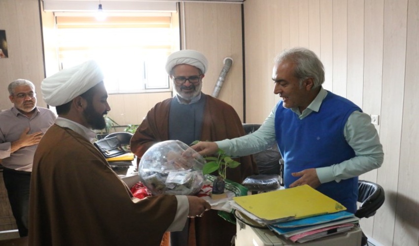 گزارش تصویری/توزیع شیرینی در سالروز ولادت حضرت امام حسین(ع)