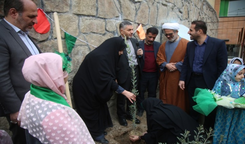 گرامی داشت هفته منابع طبیعی با کاشت درخت در مدارس قم