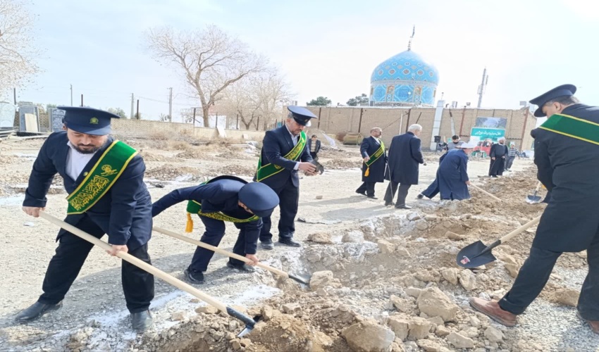 کاشت نهال توسط خادمان حرم مطهر و امامزادگان قم در سومین روز از هفته منابع طبیعی 