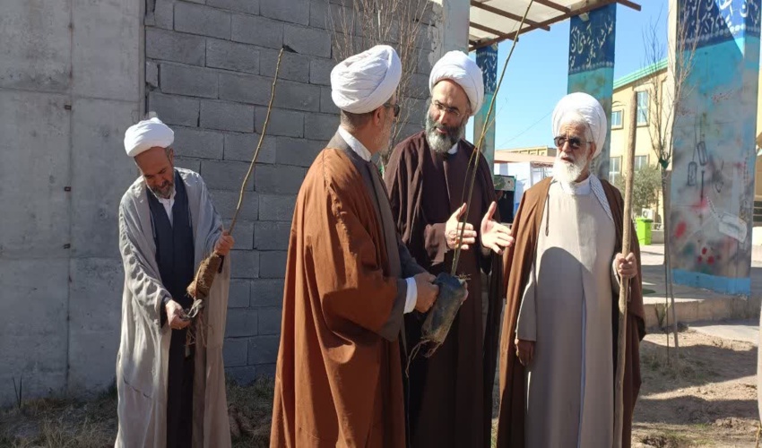 پویش نهال‌کاری طلاب و روحانیون در مجتمع فرهنگی نور